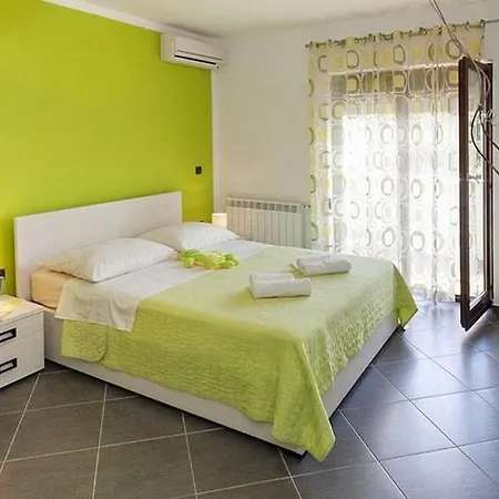 Pometo Ii Apartment